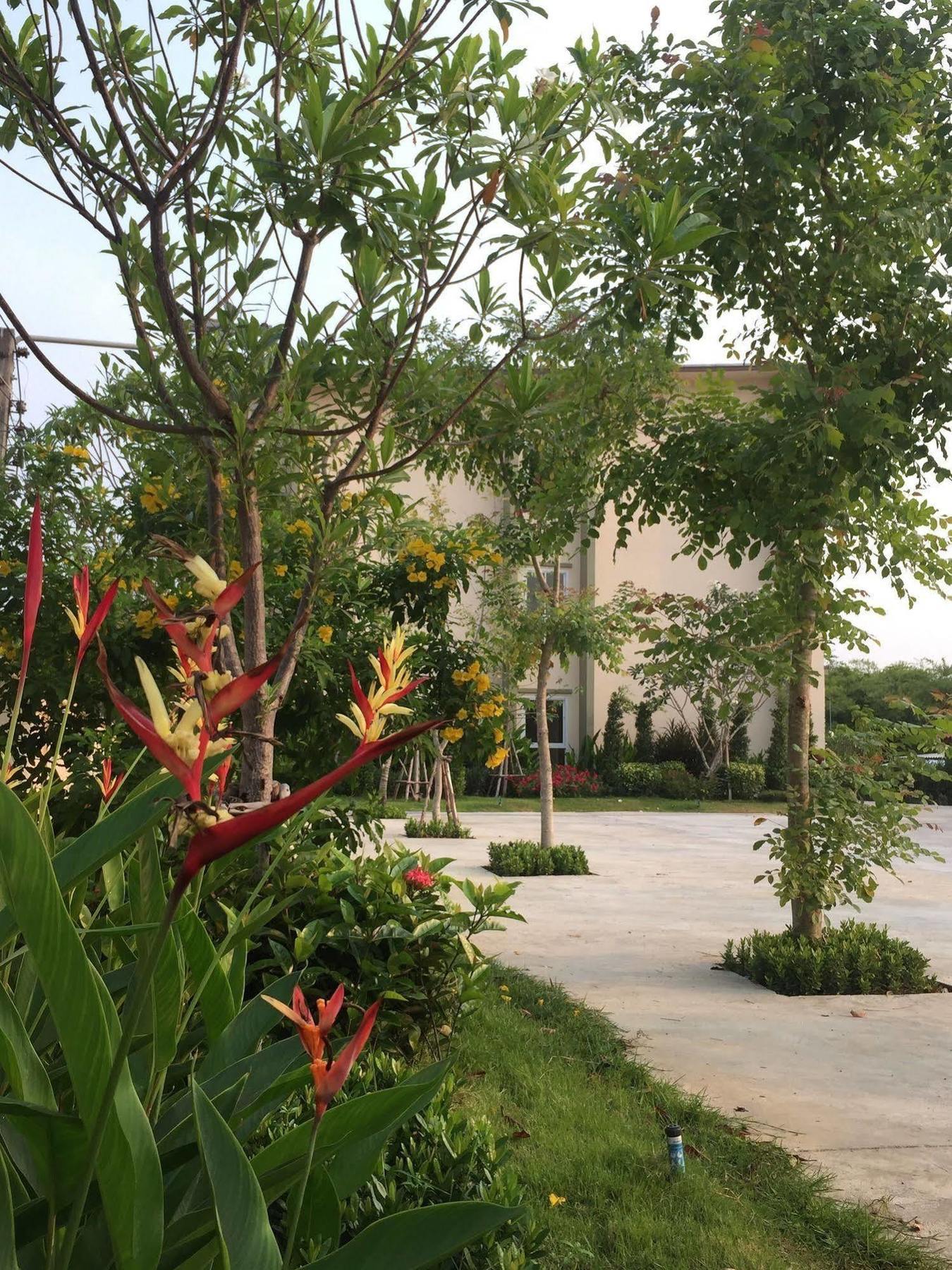 Oyo 306 Paradise Park Laemchabang Сі-Рача Екстер'єр фото